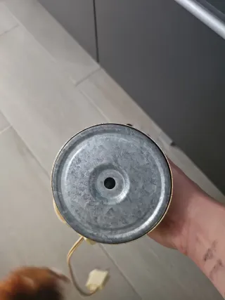 Lámpara de mesa dorada y negra