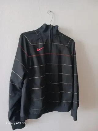 Chaqueta Nike Negra con Detalles Rosas