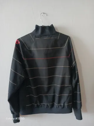 Chaqueta Nike Negra con Detalles Rosas