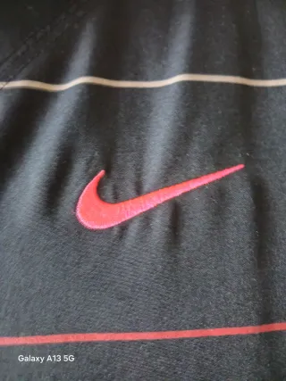 Chaqueta Nike Negra con Detalles Rosas