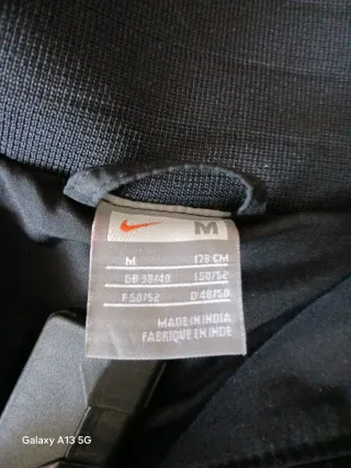 Chaqueta Nike Negra con Detalles Rosas