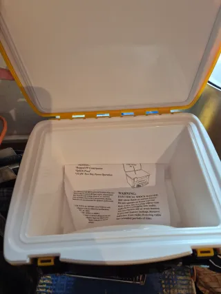 Nevera portátil con radio AM/FM integrada.