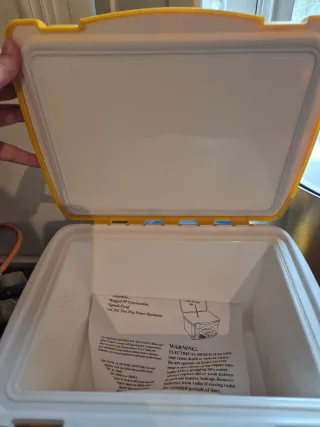 Nevera portátil con radio AM/FM integrada.