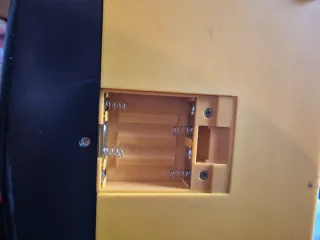 Nevera portátil con radio AM/FM integrada.