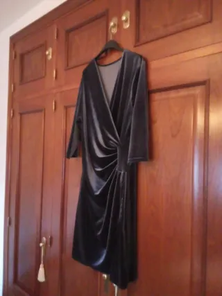 Vestido de fiesta corto de terciopelo gris