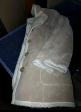 Chaquetón beige con botones