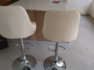 Sillas de barra cocina beige y plateadas