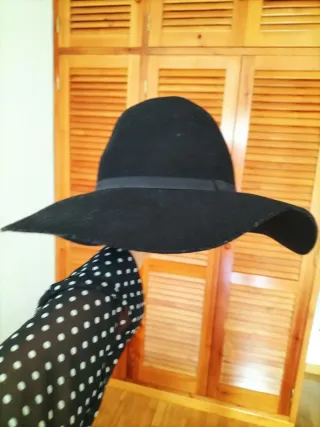 Sombrero negro de mujer ala ancha