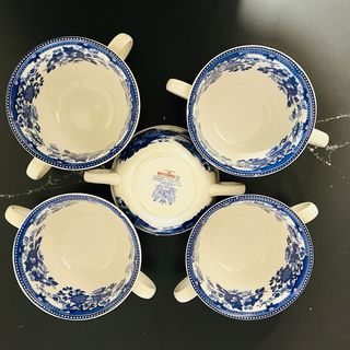 Tazas de consomé azules y blancas