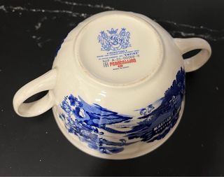 Tazas de consomé azules y blancas