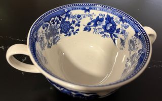 Tazas de consomé azules y blancas