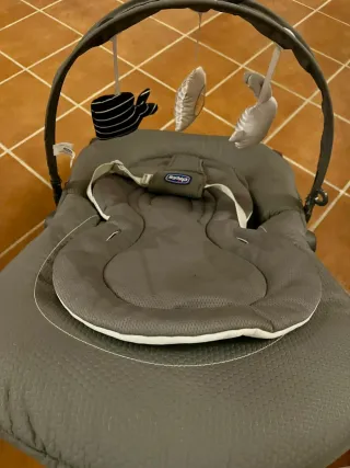 Hamaca balancín bebé Chicco gris