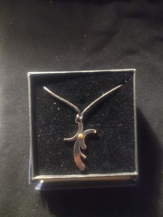 Collana caucciù con ciondolo tribale