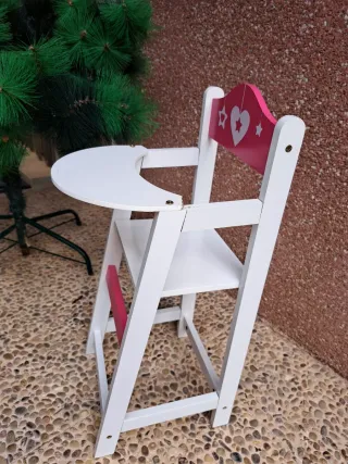 Silla de juguete rosa y blanca