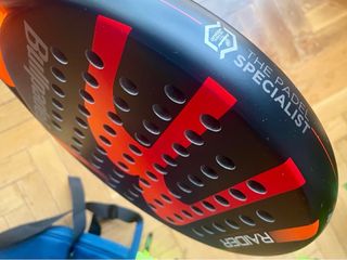 Pala de pádel Bullpadel Raider CTR, con mochila.