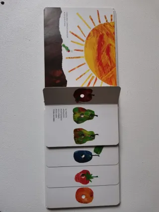 La pequeña oruga glotona cartoné mediana (Spani...