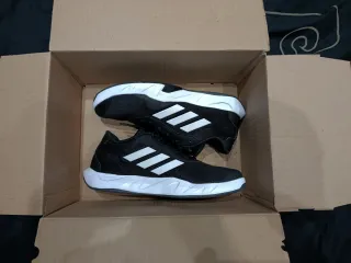 Zapatillas Adidas Negras y Blancas