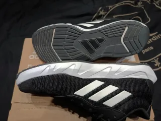 Zapatillas Adidas Negras y Blancas