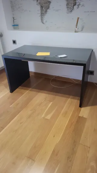 Mesa de estudio Ikea cristal y metal negra