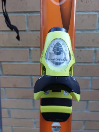 Esquís Rossignol con bastones y funda