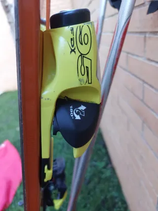 Esquís Rossignol con bastones y funda