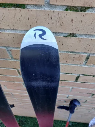 Esquís Rossignol con bastones y funda
