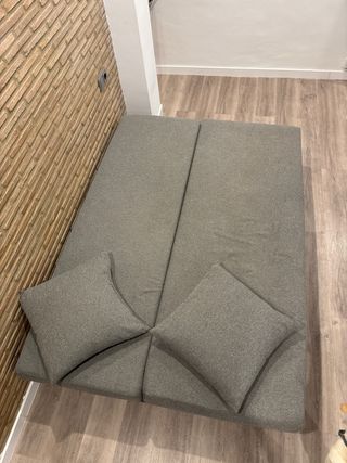 Sofá cama gris con arcón