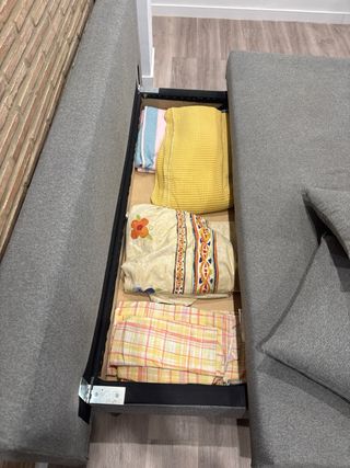 Sofá cama gris con arcón