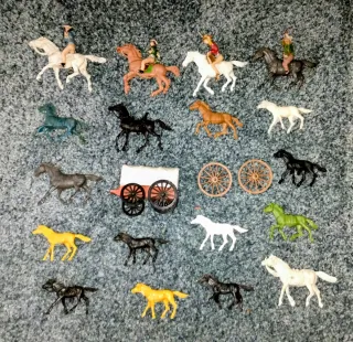 LOTE de 25 PIEZAS de JUGUETE de PLÁSTICO años 70