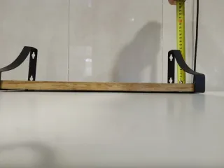 Estante de madera y metal