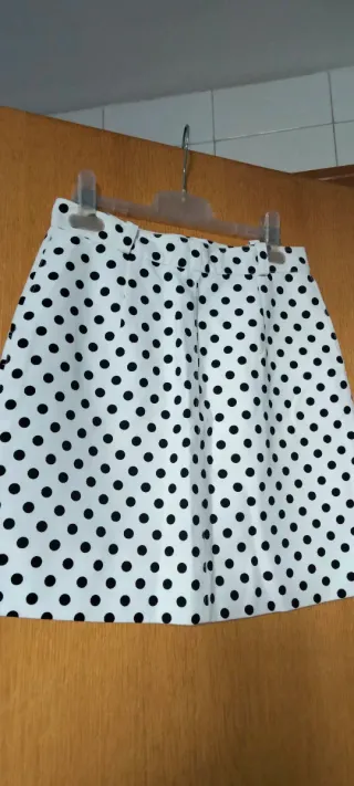 Falda corta blanca lunares negros