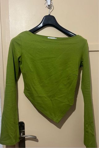 Camisa cuello barco asimétrica manga larga