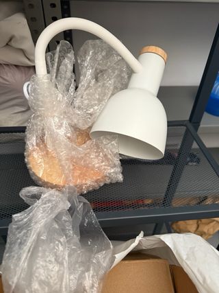 Lámpara de escritorio blanca y madera