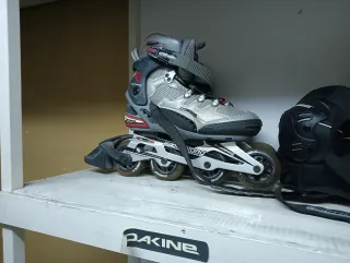 Patines en línea plateados y negros