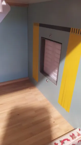 Casa de muñecas de madera