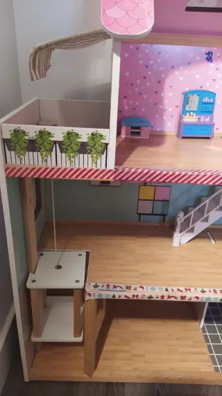 Casa de muñecas de madera