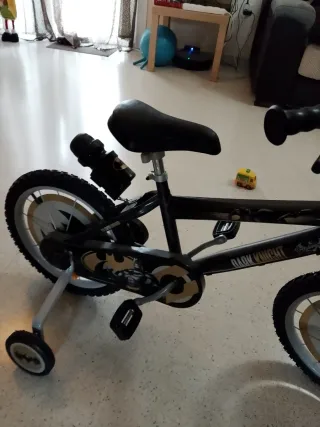 Bicicleta Batman 16" negra y dorada
