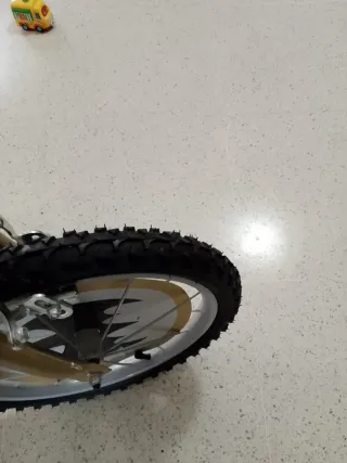 Bicicleta Batman 16" negra y dorada