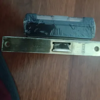 Petaca de puerta metálica