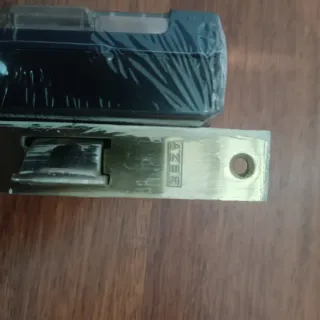 Petaca de puerta metálica