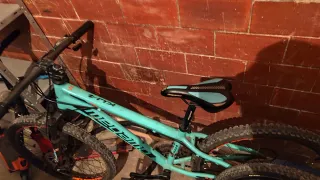 Bicicleta BTT color turquesa