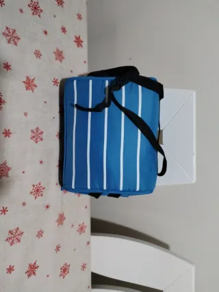 Trona de viaje azul con jirafas