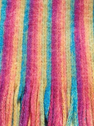 Bufanda arcoíris con flecos