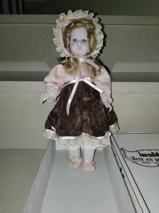 Muñeca de porcelana antigua