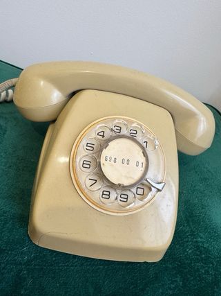 Teléfono antiguo de disco beige y gris