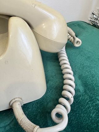 Teléfono antiguo de disco beige y gris