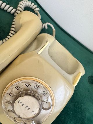 Teléfono antiguo de disco beige y gris