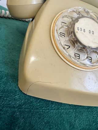Teléfono antiguo de disco beige y gris