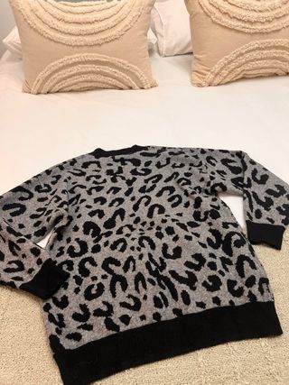 Jersey estampado leopardo gris y negro