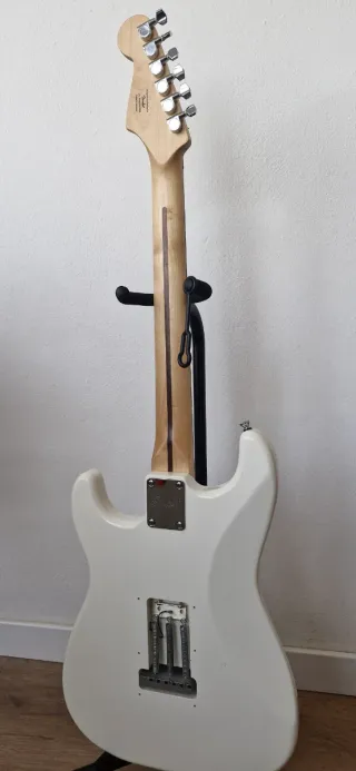 Guitarra Squier Stratocaster Blanca